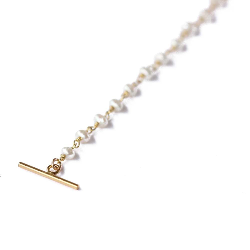 Close up of fresh water pearl lariat. Made of fresh water pearls, gold plated silver chain and a gold fill toggle. Handmade. Chains by Lauren
