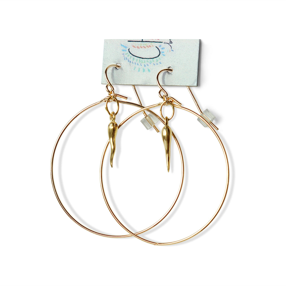 These Italian horn hoop earrings combine the timeless Italian horn with the contemporary hoop earrings, resulting in a must-have accessory that effortlessly blends tradition and fashion.