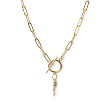 This Italian Horn paperclip chain necklace seamlessly marries the contemporary allure of the popular paper clip chain with the timeless symbolism of the Italian horn, or "cornicello."