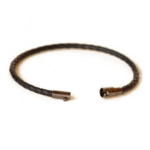 This men's black leather wrap bracelet has a gunmetal magnetic closure.  The magnetic closure makes it easy to snap on the bracelet without the help from others. Chains by Lauren